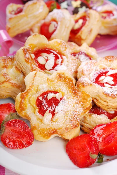Puff pastry cookies with strawberry and almonds — Stock Photo, Image