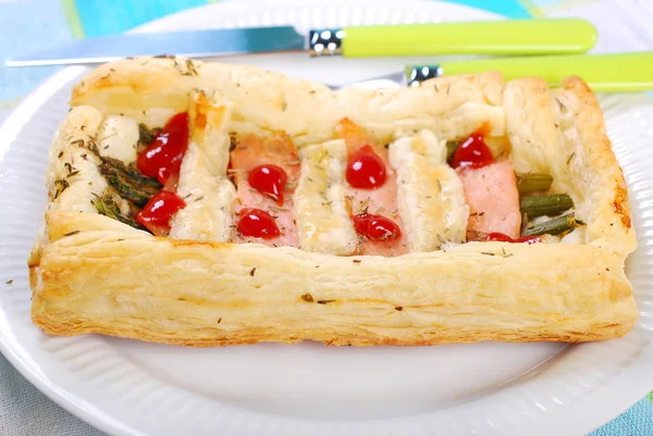 Puff pastry pie with asparagus and salmon — Stock Photo, Image