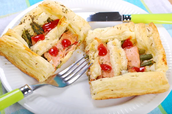 Puff pastry pie with asparagus and salmon — Stock Photo, Image