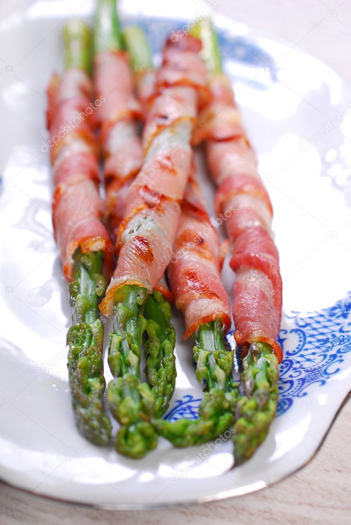 grilled green asparagus wrapped in bacon