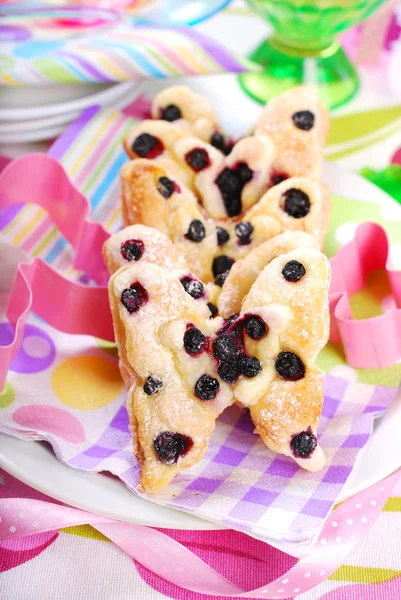 Butterfly shaped puff pastry cookies with blueberry — Stock Photo, Image
