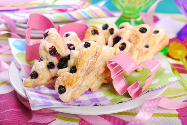 Galletas de hojaldre en forma de mariposa con arándano —  Fotos de Stock