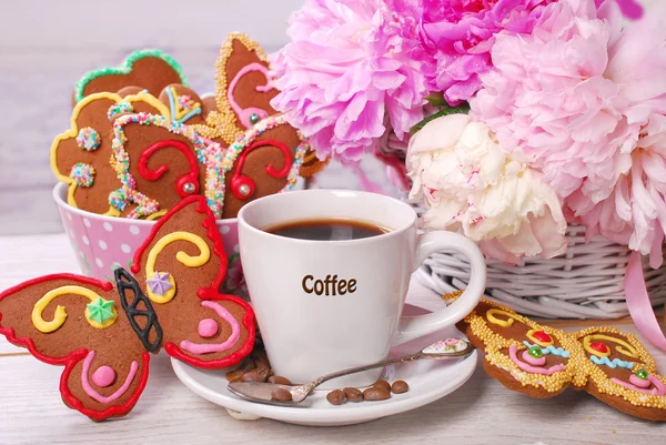 Coffee and butterfly shaped gingerbread cookies — Stock Photo, Image