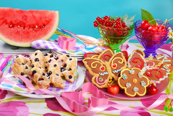 Biscuits en forme de papillon au pain d'épice et pâte feuilletée au bleuet — Photo