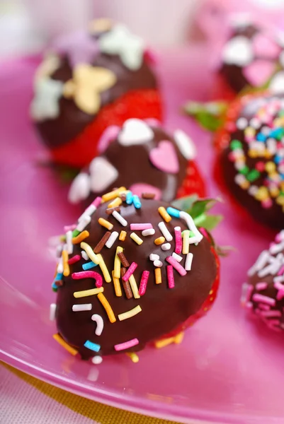 Schokolade bedeckte frische Erdbeeren mit bunten Streusel — Stockfoto