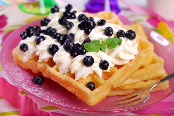 Waffles with whipped cream and blueberries — Stock Photo, Image