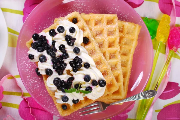 Waffles with whipped cream and blueberries — Stock Photo, Image