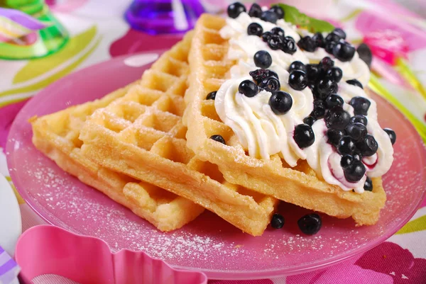 Waffles with whipped cream and blueberries — Stock Photo, Image