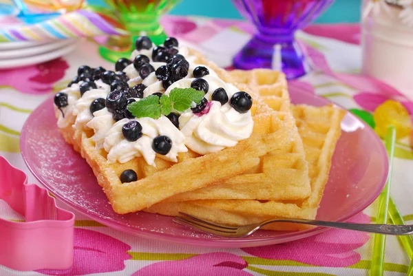 Waffles with whipped cream and blueberries — Stock Photo, Image