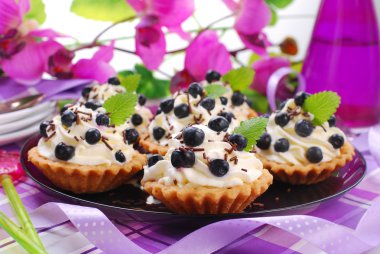 yaban mersini tartlets krem şanti ile 