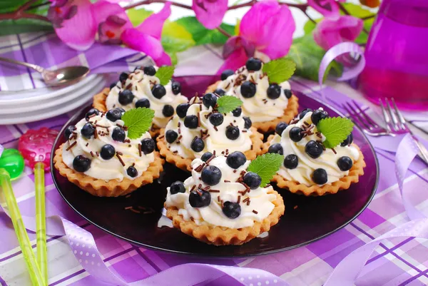 Blueberry tartlets with whipped cream — Stock Photo, Image