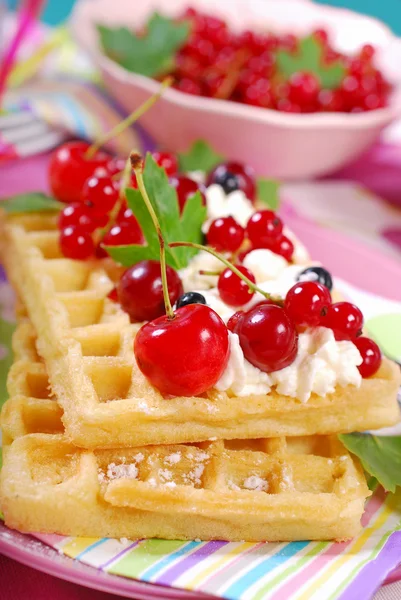 Waffles com chantilly e frutas frescas de verão — Fotografia de Stock