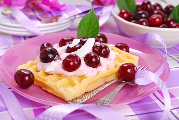 Waffles com iogurte com cerejas frescas — Fotografia de Stock
