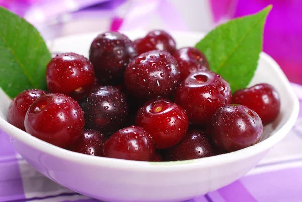 Bowl of fresh cherries — Stock Photo, Image