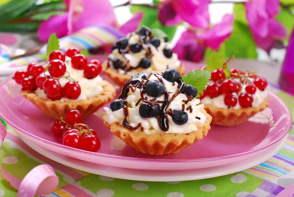 Mini tartlets z bitą śmietaną — Zdjęcie stockowe