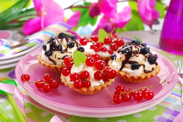 Mini tartlets with whipped cream — Stock Photo, Image