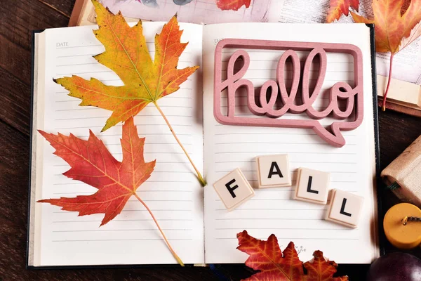 Fondo Hello Fall Con Cuaderno Diario Abierto Con Hojas Coloridas — Foto de Stock