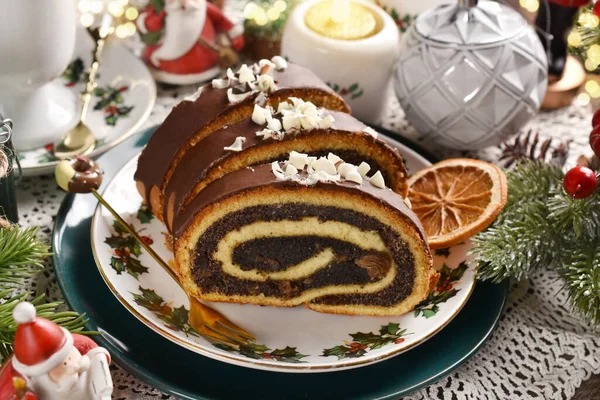 Snijtjes Van Kerst Maanzaad Roll Cake Feestelijke Tafel — Stockfoto