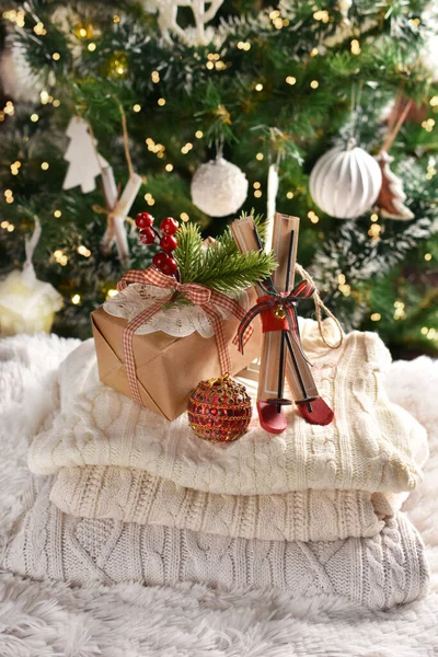 Weihnachtsstillleben Mit Geschenkbox Und Skidekor Auf Winterpullovern Vor Dem Weihnachtsbaum — Stockfoto