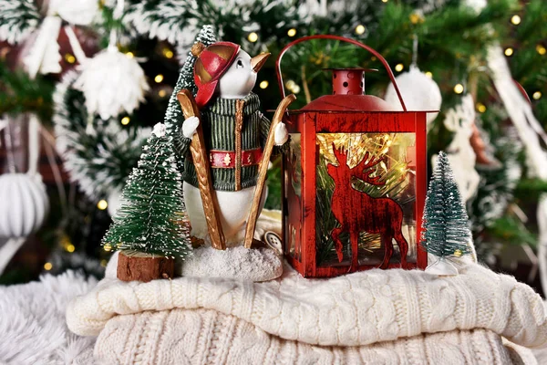 圣诞节还活着 在圣诞树前的冬衣上挂着企鹅人偶和烛光灯笼 — 图库照片
