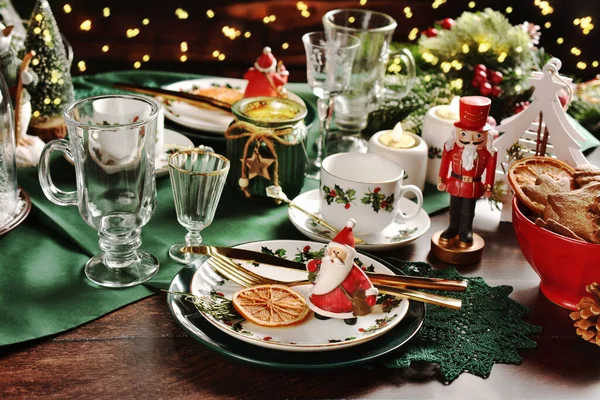 Різдвяний Стіл Зеленому Білому Червоному Кольорах Красивим Посудом Прикрасами — стокове фото