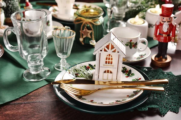 Karácsonyi Asztal Beállítása Zöld Fehér Piros Színekben Gyönyörű Asztali Eszközökkel — Stock Fotó