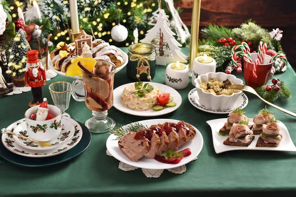 Traditionell Polen Heiligabend Gerichte Preiselbeerpastete Krautersaut Mit Pilzen Gebäck Salat — Stockfoto