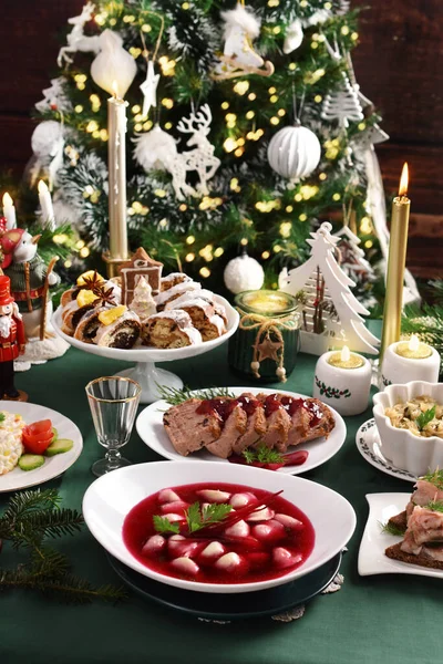 伝統的なポーランドのクリスマスイブ料理 餃子付きの赤いボルシチ キノコ付きのクラウターソート クランベリーパテ お祝いのテーブルのペストリー — ストック写真