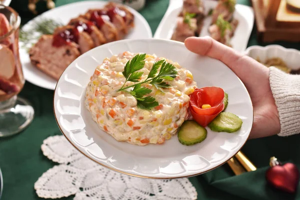 Een Hand Die Een Bord Met Traditionele Groentesalade Vasthoudt Feestelijke — Stockfoto