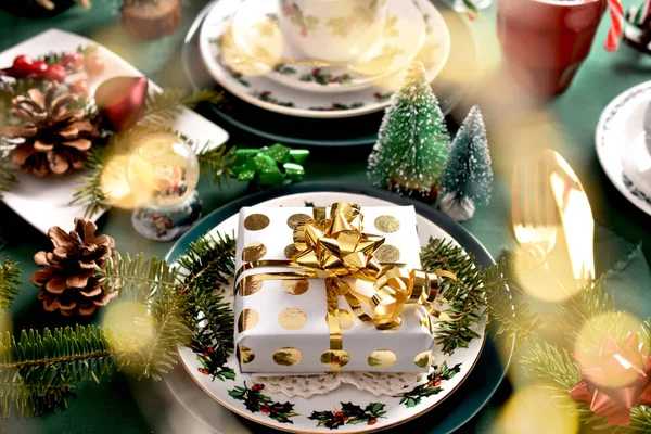 Mesa Navidad Con Caja Regalo Plato Hermosas Decoraciones Mantel Verde —  Fotos de Stock