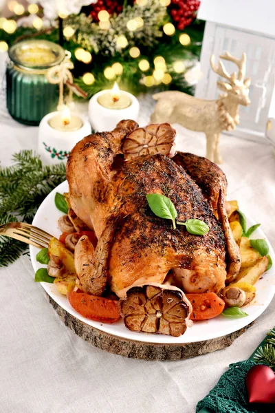 Ψητό Ολόκληρο Κοτόπουλο Πατάτες Μανιτάρια Ντομάτες Και Σκόρδο Στο Χριστουγεννιάτικο — Φωτογραφία Αρχείου