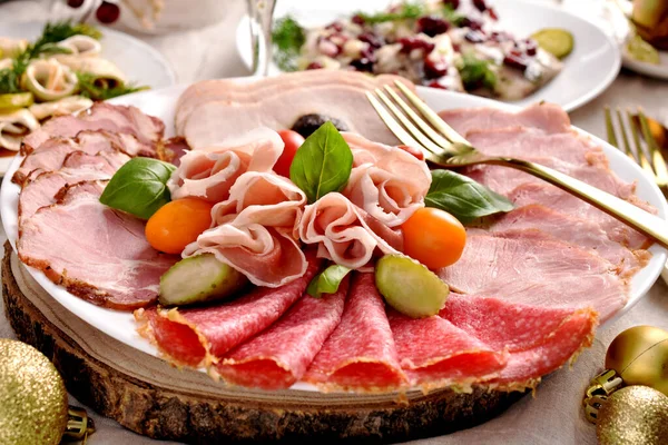 Festligt Bord Med Tallrik Skivad Prosciuttoskinka Salami Och Saltat Kött — Stockfoto