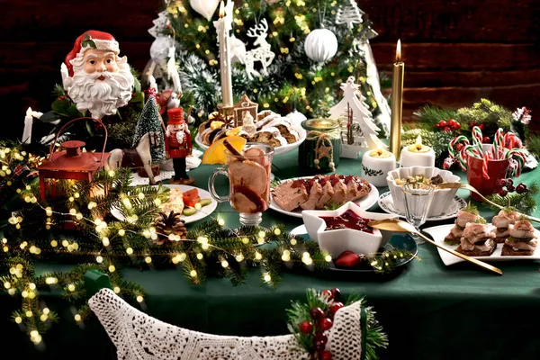 Tradiční Vánoční Jídla Červeným Borščem Tvaru Hvězdy Slavnostním Stole Zeleným — Stock fotografie