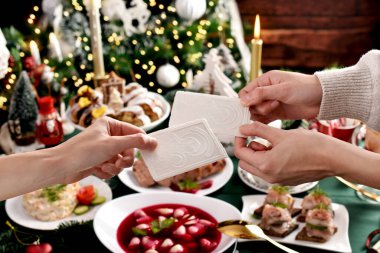 Geleneksel yemeklerle Noel arifesi ekmeğini paylaşmak.