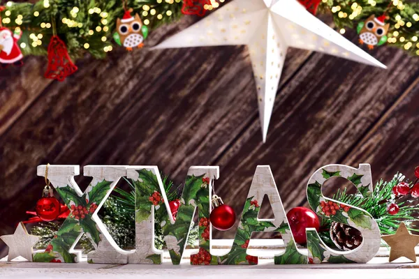 木製の背景に装飾文字Xmasとクリスマスの配置 — ストック写真