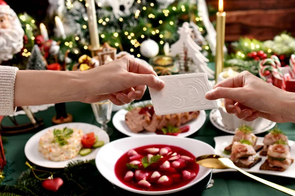 Condivisione Con Wafer Della Vigilia Natale Tavola Con Piatti Tradizionali — Foto Stock