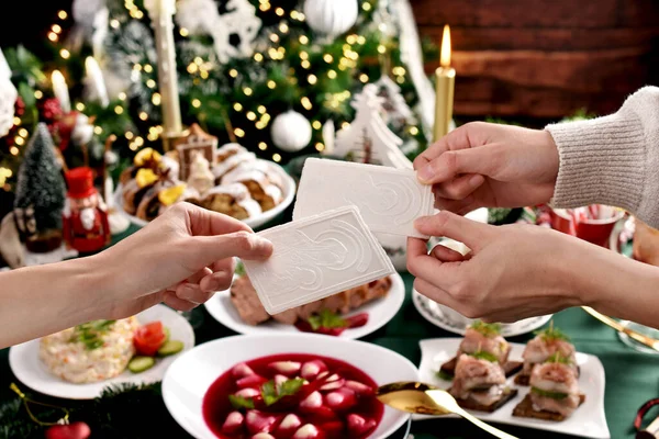 与圣诞前夕在节日桌上分享传统菜肴 — 图库照片