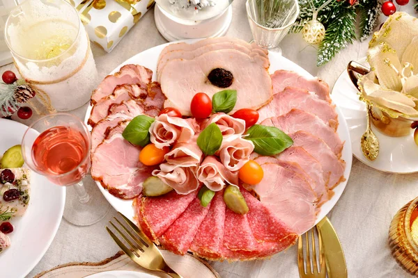 Feestelijke Tafel Met Een Schotel Gesneden Prosciutto Ham Salami Vleeswaren — Stockfoto