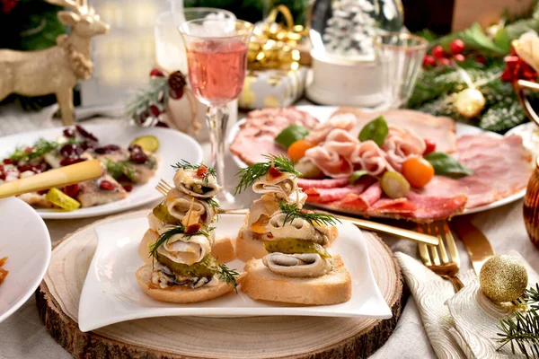 Ringa Turşu Küçük Sandviçler Diğer Mezeler Olarak Noel Masasında — Stok fotoğraf