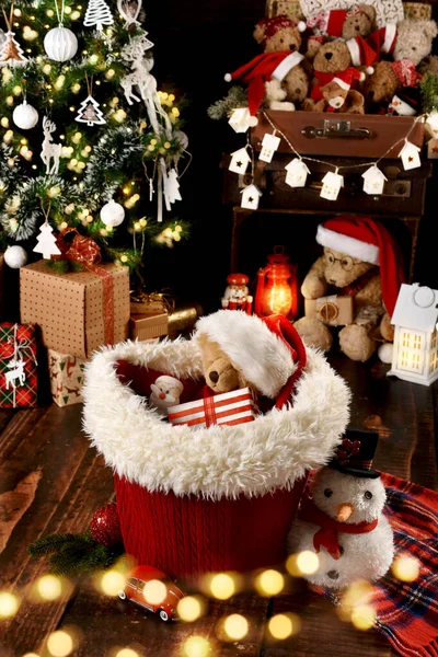 Medvídek Santa Claus Čepice Dárkovou Krabičkou Košíku Pokoji Vánoční Stromeček — Stock fotografie