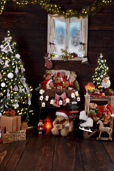 Vánoční Pozadí Interiérem Rustikálním Stylu Místnosti Oknem Vánoční Stromky Medvídci — Stock fotografie