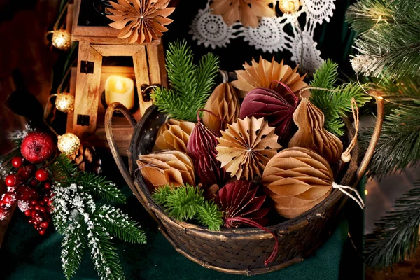 Weidenkorb Voller Diy Papier Dekore Zwei Farben Für Weihnachten — Stockfoto