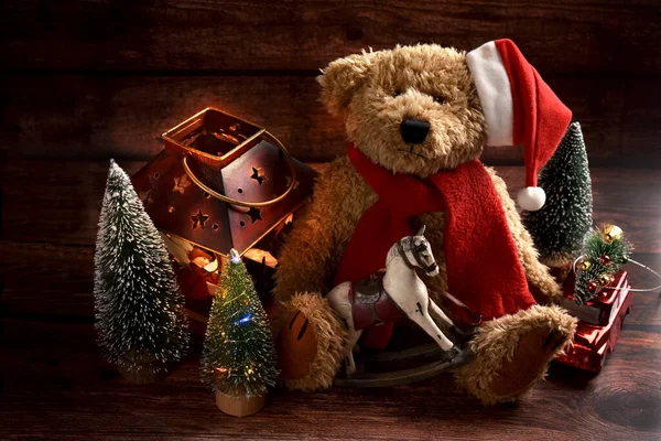 Vintage Stil Teddybär Weihnachtsmütze Mit Schaukelpferd Weihnachtsbäumen Und Laterne Auf — Stockfoto