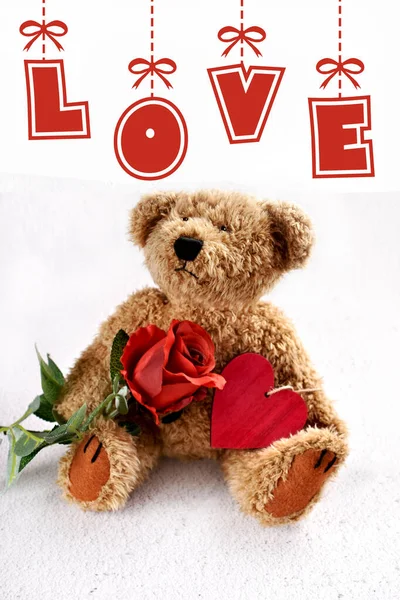 情人节卡片 上面挂着可爱的泰迪熊 手持红玫瑰 心放在白色的背景上 上面挂着爱的题词 — 图库照片