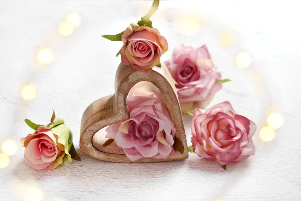 Walentynki Drewnianym Sercem Różami Białym Tle — Zdjęcie stockowe
