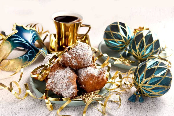 Prato Donuts Caseiros Uma Xícara Café Mesa Festa Carnaval Com — Fotografia de Stock