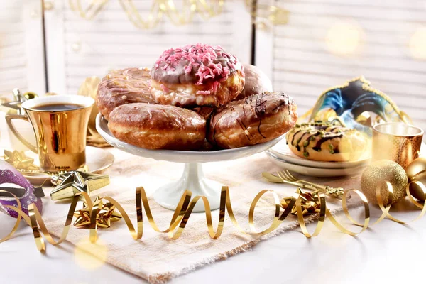 Donuts Polacos Tradicionales Con Glaseado Espolvoreados Una Taza Café Mesa — Foto de Stock
