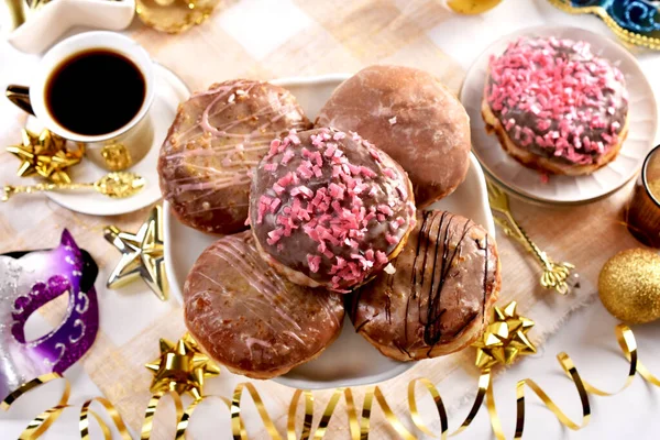 Traditionele Poolse Donuts Met Glazuur Hagelslag Een Kop Koffie Carnavalsfeesttafel — Stockfoto