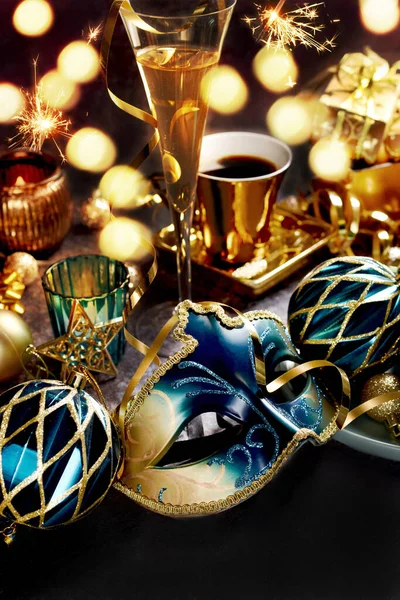 テーブルの上にターコイズと黄金の色でベネチアンマスクと装飾が施されたカーニバルパーティーの装飾 — ストック写真