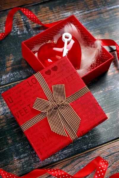 Regalo Scatola Rossa Decorativa Con Cuore Chiave All Interno San — Foto Stock